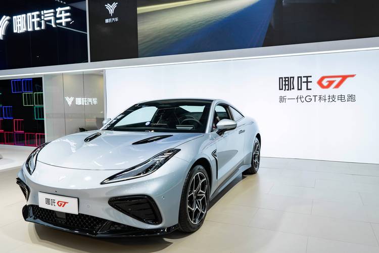 深圳232哪吒汽车在智能汽车领域的表现，领途汽车在新能源汽车市场中的影响力